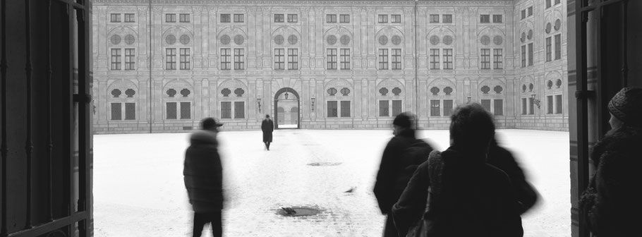 Wintermotiv Residenz München, Bayern, im Schnee in schwarzweiß als Panorama-Photographie