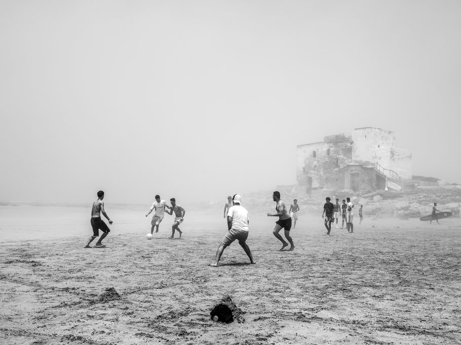 Fußballspiel am Strand von Siri Kaouki in Marokko als Schwarzweißphoto