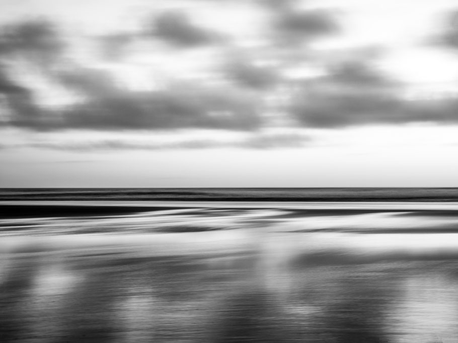 Strandaufnahme am Atlantischen Ozean als SW-Fotografie