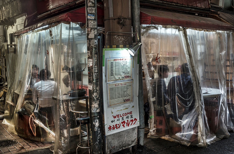 Osaka Strassenszene bei Nacht, Japan, als Farbphoto