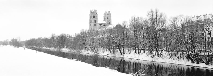 Wintermotiv St. Maximilian Kirche, München, Bayern, im Schnee in schwarzweiß als Panorama-Photographie