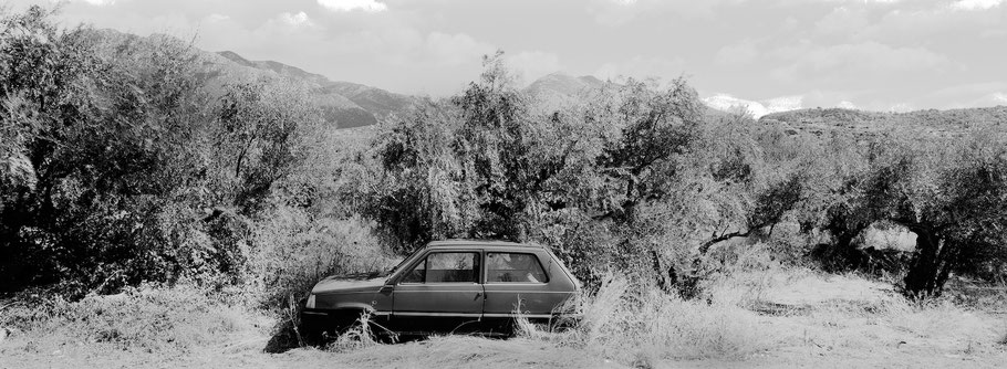 Alter Fiat Panda bei Stoupa auf dem Peloponnes, Griechenland,  als Schwarzweißphoto im Panorama-Format