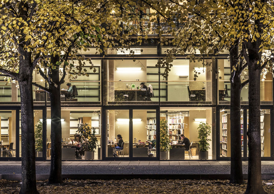 Abendaufnahme Marstallplatz als Farb-Photographie, Muenchen