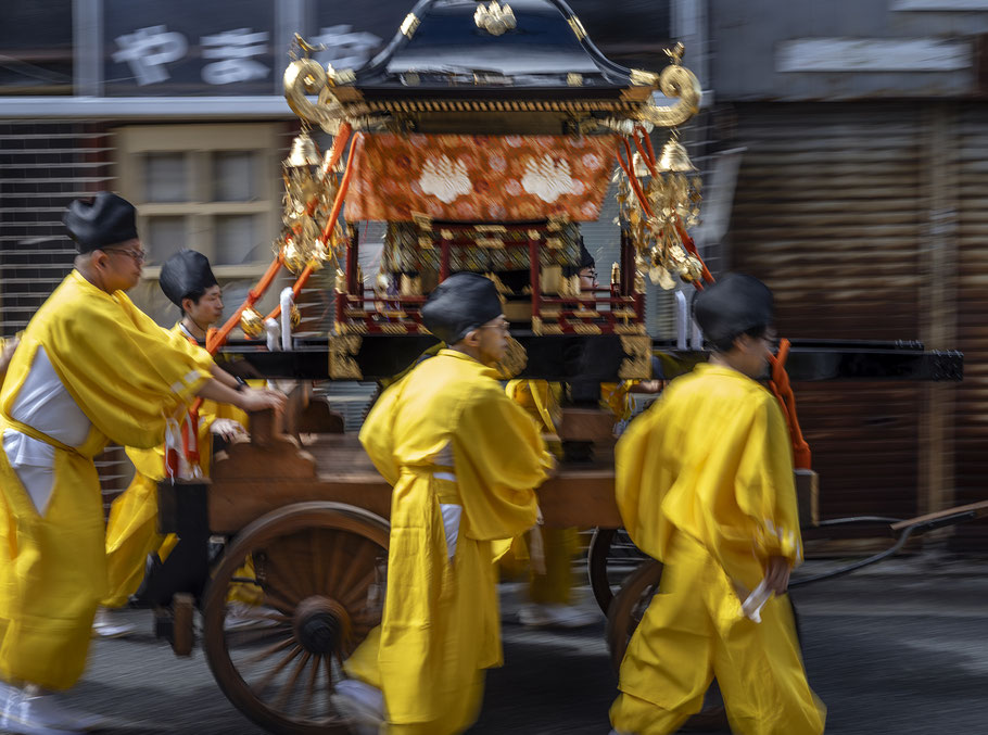 Straßenszene Zeremonie Goryo Shrine als Farb-Photographie, Japan