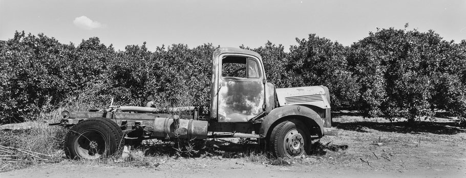 LKW  auf dem Peloponnes, Griechenland, als Schwarzweißphoto im Panorama-Format