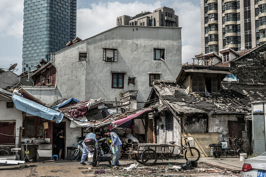 Alte Häuser und moderne Wolkenkratzer an der Sichuan Beilu in Shanghai als Farbphoto