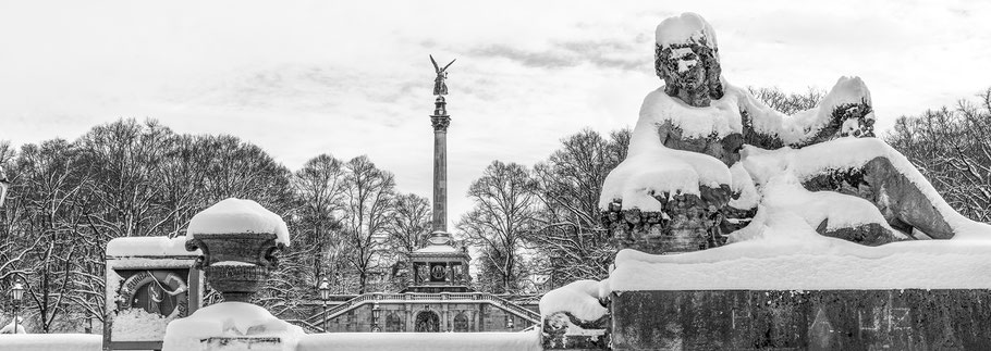 Wintermotiv Luitpoldbrücke + Friedensengel, München, Bayern, im Schnee in schwarzweiß als Panorama-Photographie