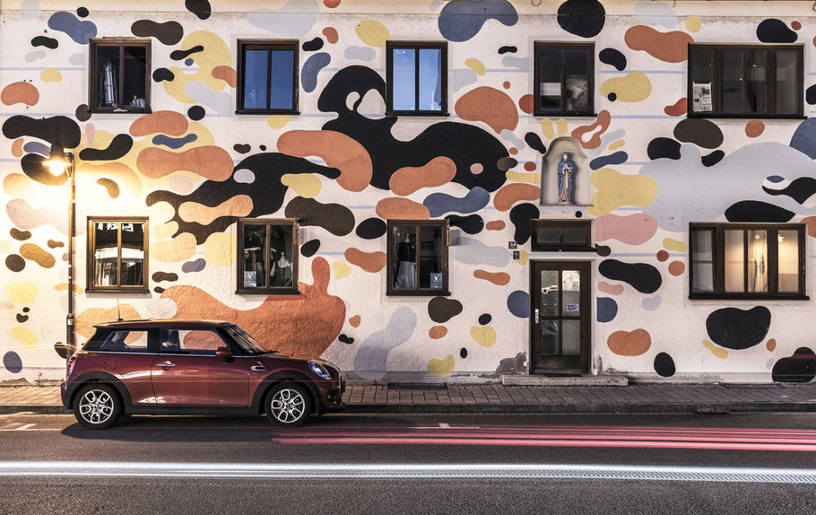 Nachtaufnahme mit Mini in der Frauenstraße 34 in Paffenhofen, Bayern, als Farbphoto