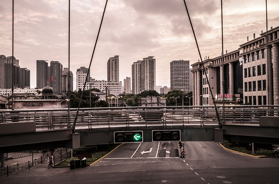 Verkehrskreuzung im Bezirk Luwan, Shanghai in der Dämmerung als Farbphoto
