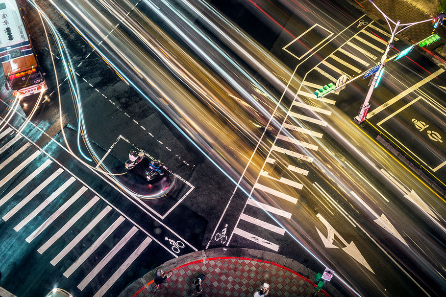 Kreuzung der Xinyi Road by night von oben in der Nähe des Taipei 101 im Zentrum von Taipei, Taiwan, als Farbphoto