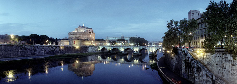 Farbphoto von der Ponte Sant Angelo bei Nacht in Rom im Panorama-Format