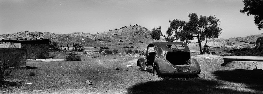 Aufnahme eines Lancia Oldtimers in Decemhare, Eritrea, als Schwarzweißphoto im Panorama-Format