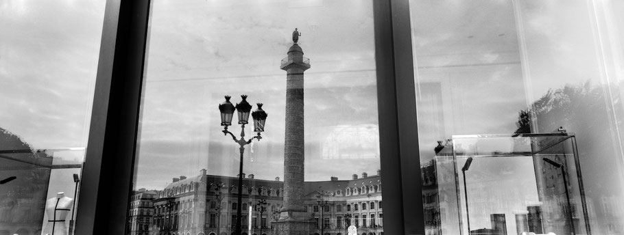 Spiegelung des Place Vendome  in Paris, Frankreich,  als Schwarzweißphoto im Panorama-Format