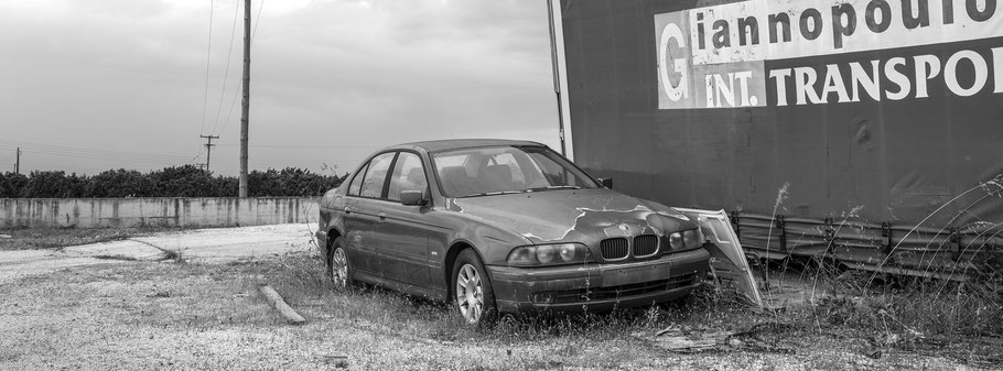 BMW auf dem Peloponnes, Griechenland, als Schwarzweißphoto im Panorama-Format