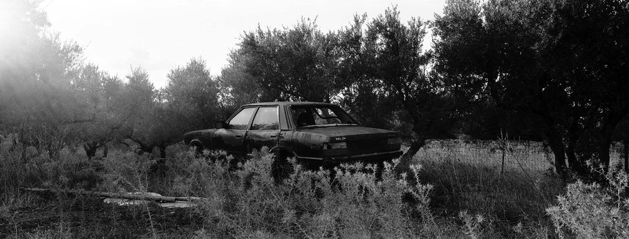 Alter Ford beiAyyeiapaki auf dem Peloponnes, Griechenland,  als Schwarzweißphoto im Panorama-Format