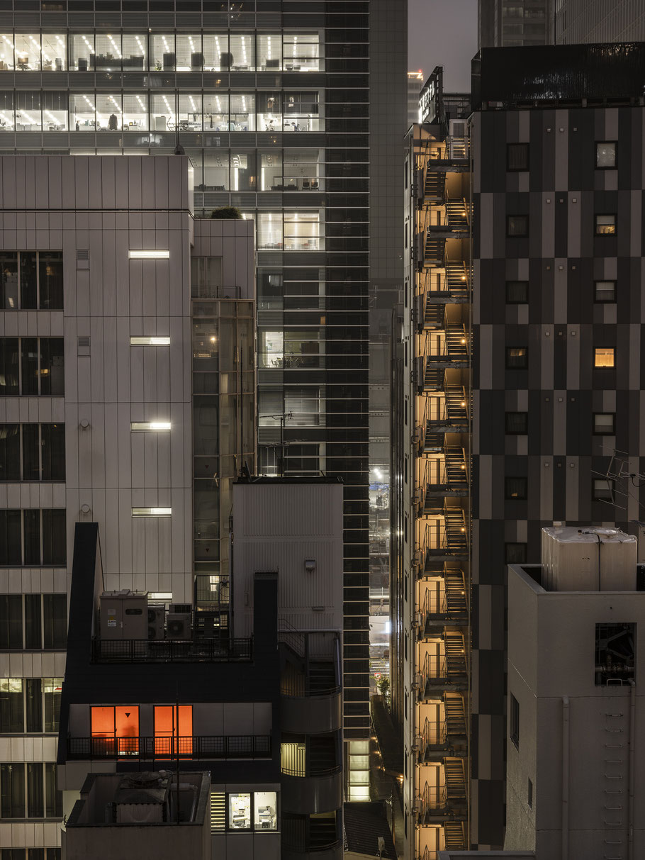 Shimbashi in Tokyo by night  als Farb-Photographie, Japan