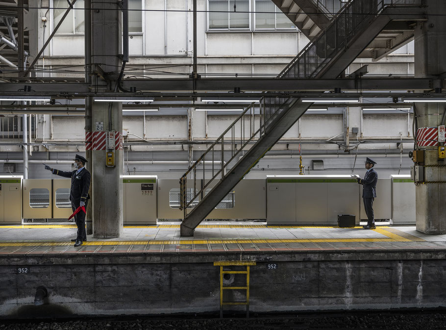Yamanote line in Tokyo als Farb-Photographie, Japan