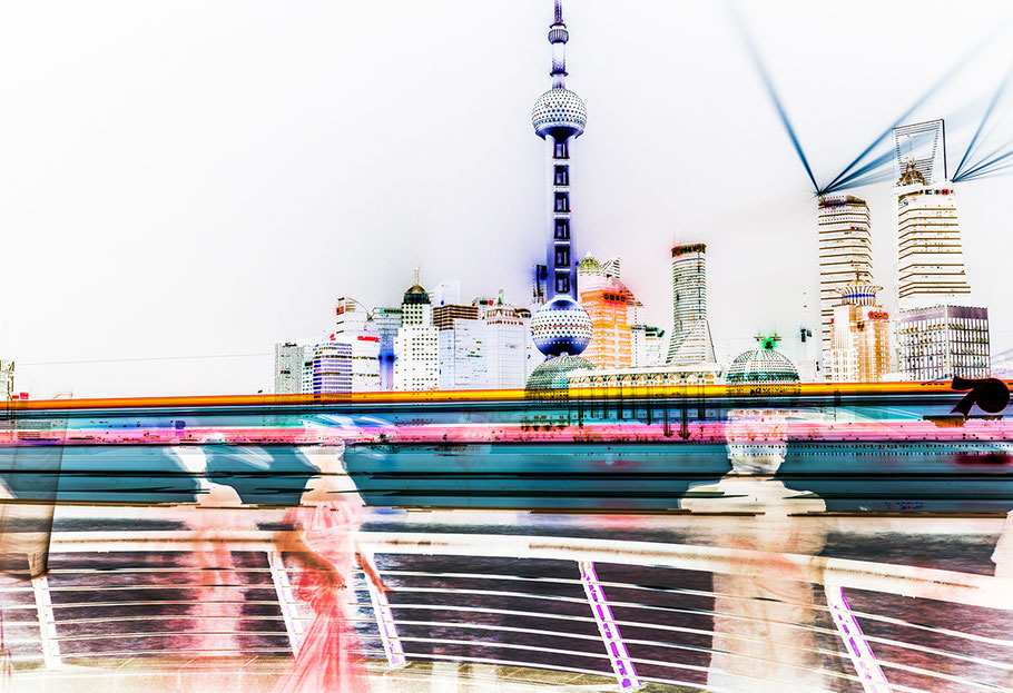 Blick auf die nächtliche Skyline von Pudong in Shanghai als künstlerisch verfremdetes Farbphoto