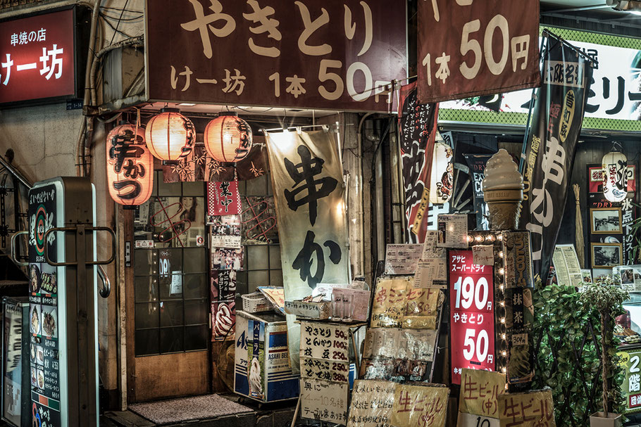 Osaka Dotombori Strassenszene bei Nacht, Japan, als Farbphoto