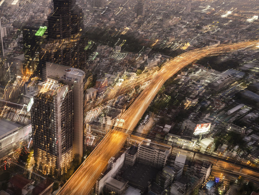 Skyline in Bangkok, Thailand bei Nacht als Farbphoto