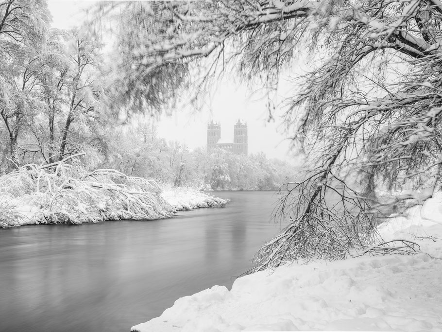 St. Maximilian mit Isar im Winter als Farb-Photographie, Muenchen