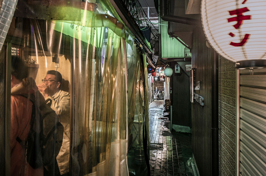 Osaka Strassenszene bei Nacht, Japan, als Farbphoto