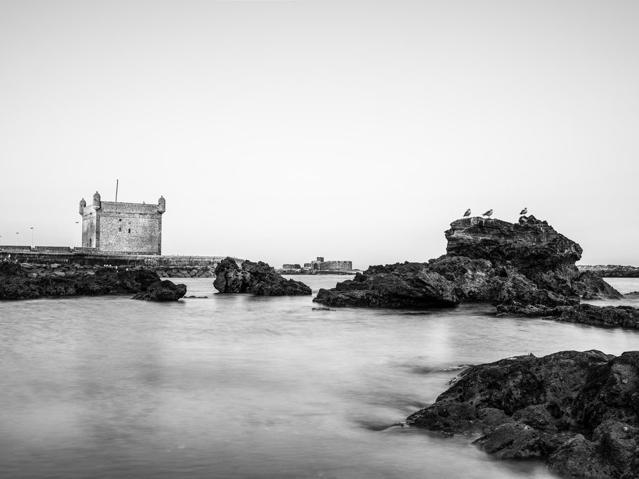 Sonnenaufgang in Essaouira in Marokko als Schwarzweißphoto 