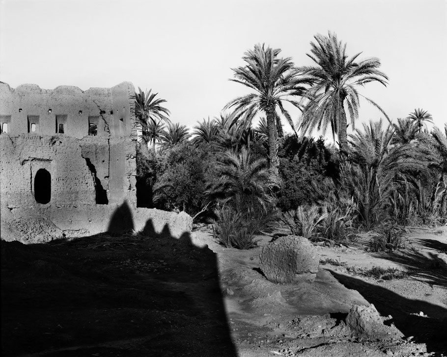 Reste einer Kasbah in Skoura in Marokko als Schwarzweißphoto 