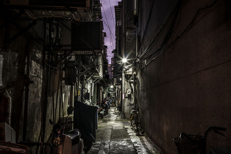 Seitengasse der Linjiang Street in der Nähe des Taipei 101 im Zentrum von Taipei, Taiwan, als Farbphoto