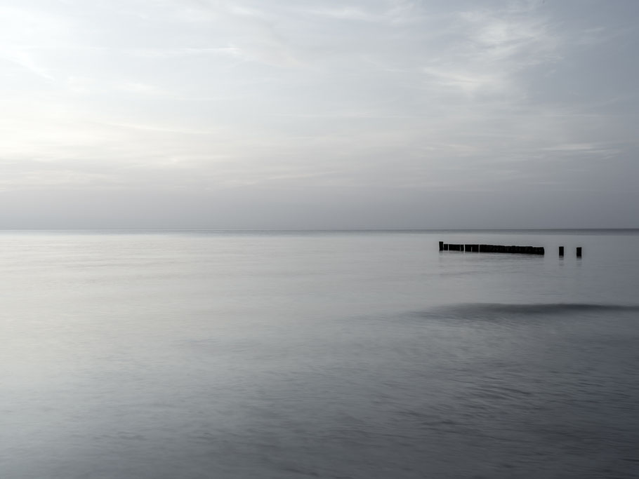 Strand, Meer und Buhnen in Ahrenshoop – Darf – Fischland  als Farbphoto