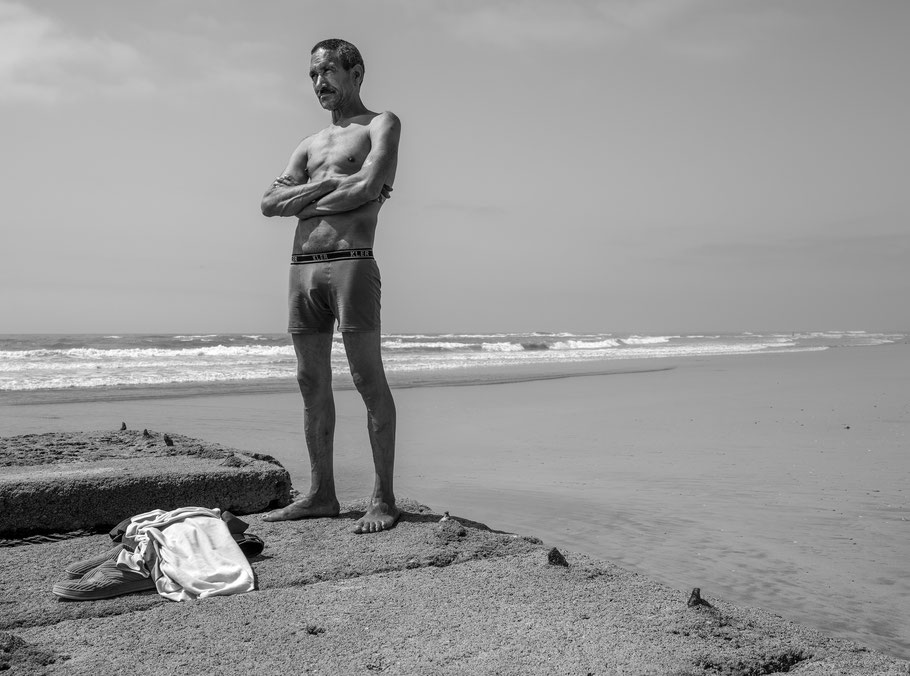 Portrait am Strand von Essaouira in Marokko als Schwarzweißphoto 