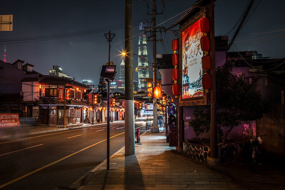 Nächtliche Straßenszene in The Old City in Shanghai als Farbphoto