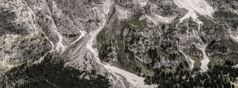 Marmolada in den Dolomiten als Farbphotographie im Panorama-Format