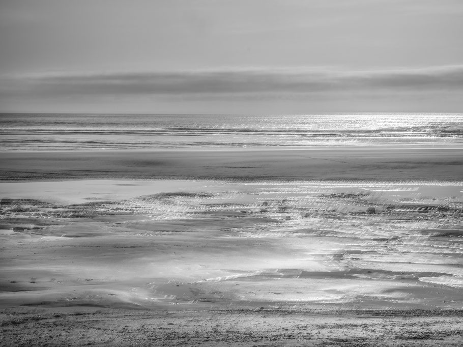 Strandaufnahme am Atlantischen Ozean als SW-Fotografie