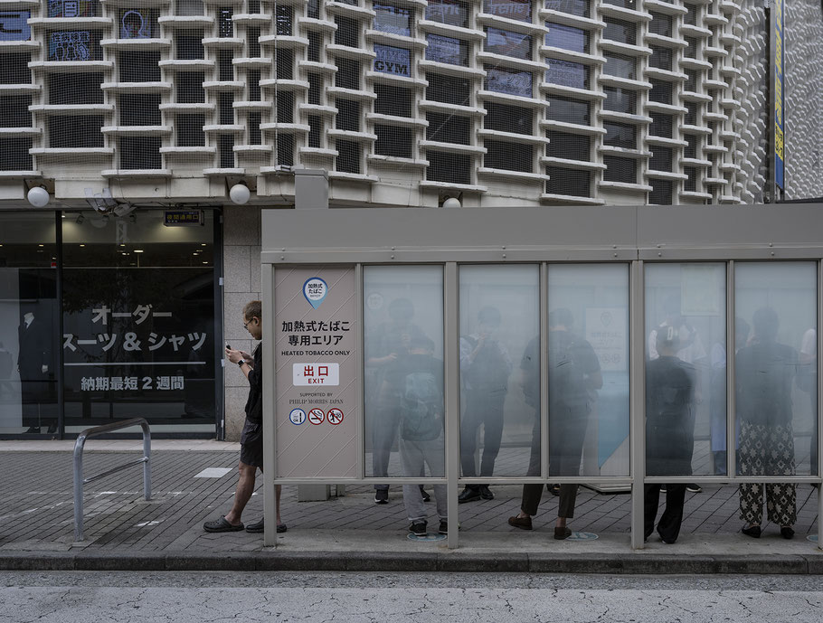 Smoking Area,_Shinbashi,. Tokyo als Farb-Photographie, Japan