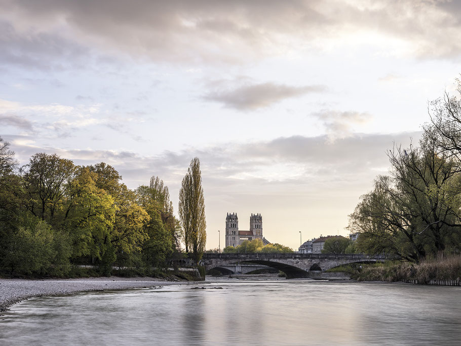 St. Maximilian mit Isar als Farb-Photographie, Muenchen, Bavaria