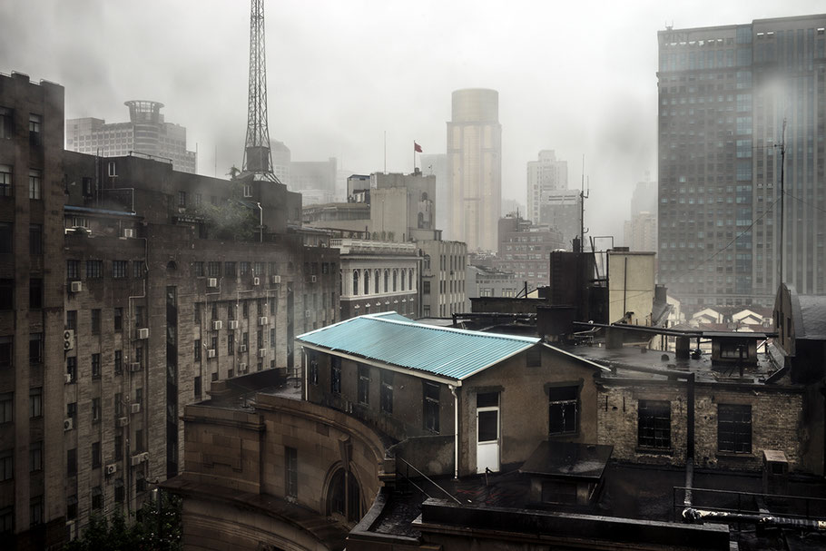Blick aus dem Hotelfenster auf das verregnete Huangpu in Shanghai als Farbphoto
