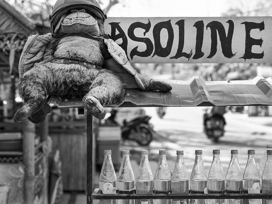 Verkauf von Benzin in herkömmlichen Getränkeflaschen am Straßenrand in Thailand als SW-Fotografie