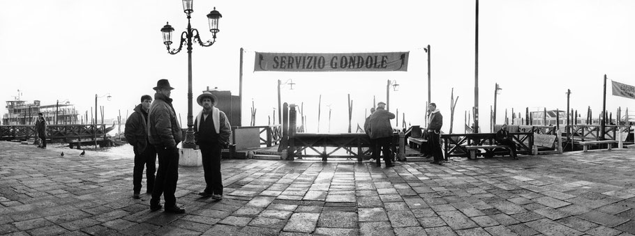 Servizio Gondole nähe Molo San Marco, Venedig, als Schwarzweißphoto im Panorama-Format