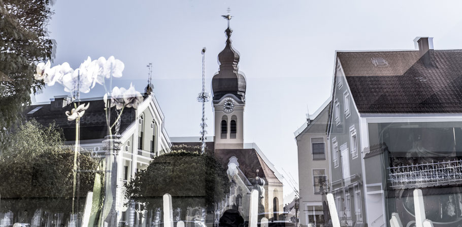 Marientplatz von Wolnzach in Bayern (Deutschland) als Panorama-Farbphoto