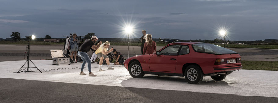 Szene einer Filmproduktion mit Porsche 924 im Panoramaformat als Farbphoto