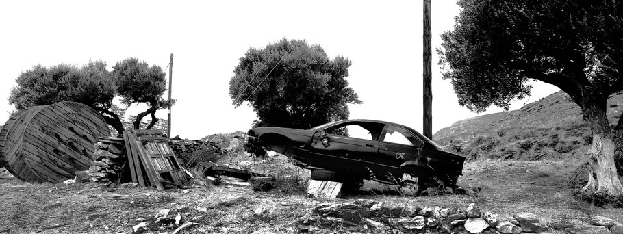 Alte BMW bei Vathia auf dem Peloponnes, Griechenland,  als Schwarzweißphoto im Panorama-Format