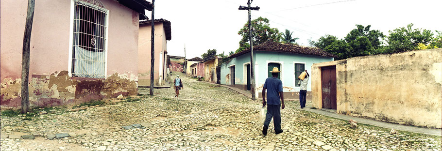 Kubaner auf der Straße  in Trinidad d. Cuba , Farbphoto als Panorama-Photographie