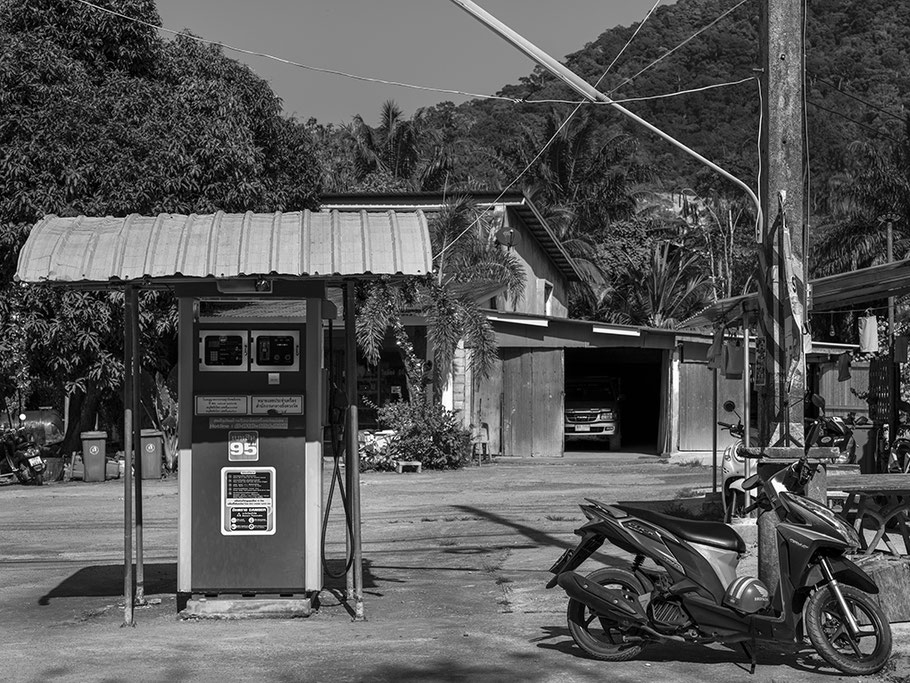 Verkauf von Benzin in herkömmlichen Getränkeflaschen am Straßenrand in Thailand als SW-Fotografie