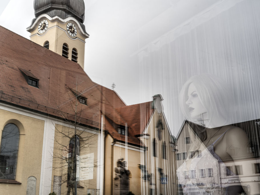 Dom der Hallertau in Wolnzach in Bayern (Deutschland) in der Dämmerung als Farbphoto