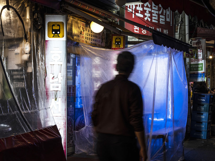 Blick auf das nächtliche, beleuchtende Pudong in Shanghai  als Farbphoto