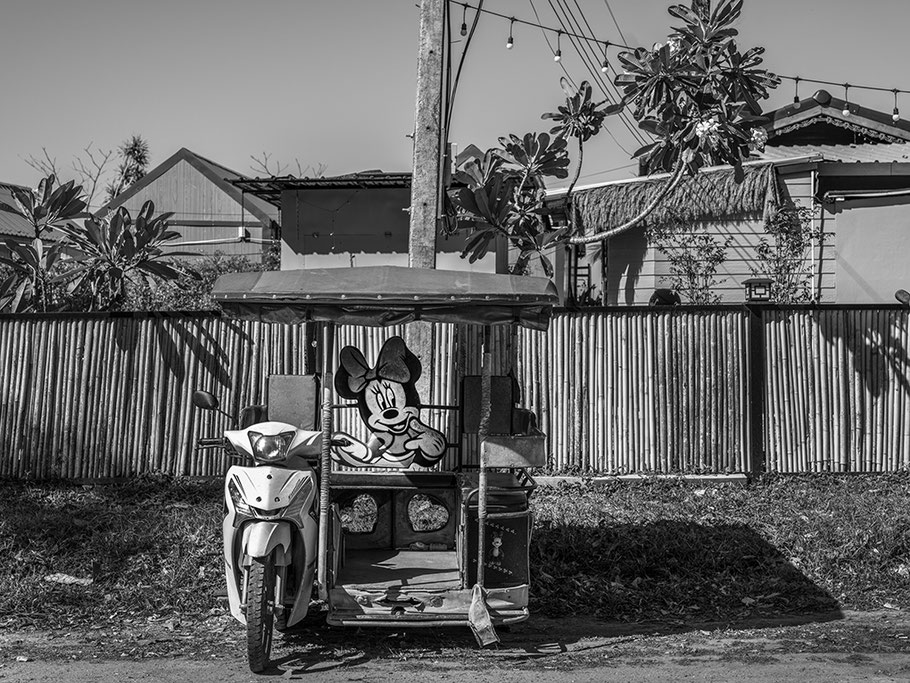 Verkauf von Benzin in herkömmlichen Getränkeflaschen am Straßenrand in Thailand als SW-Fotografie