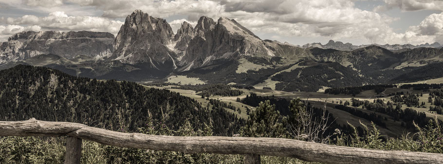 Die Sellagruppe in den Dolomiten als Farbphotographie im Panorama-Format