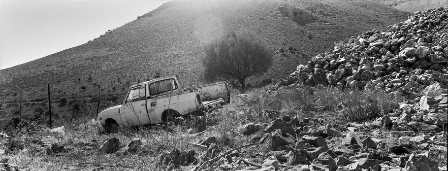 Oldtimer auf dem Peloponnes, Griechenland, als Schwarzweißphoto im Panorama-Format