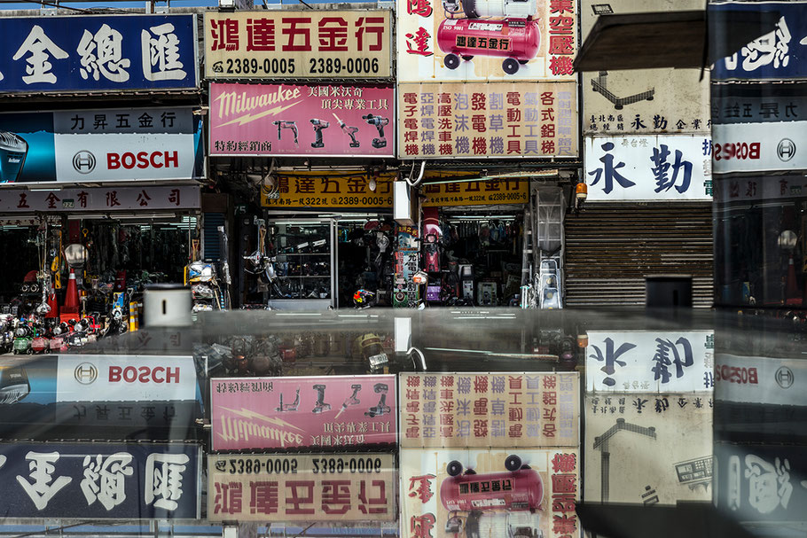 Spiegelungen im Zentrum von Taipei, Taiwan, als Farbphoto